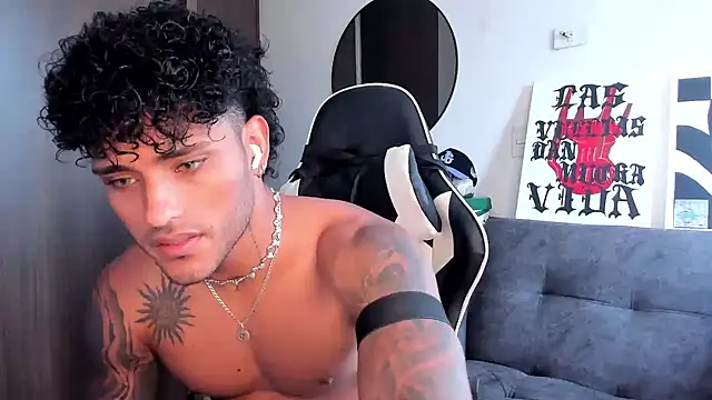 Snapshot of Alessandro_Vanni chatting on October 7, 2025, 1:01 pm Alessandro Vanni online show from October 7, 2025, 1:01 pm
