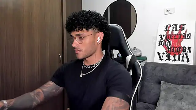 Snapshot of Alessandro_Vanni chatting on October 5, 2025, 11:06 pm Alessandro Vanni online show from October 5, 2025, 11:06 pm