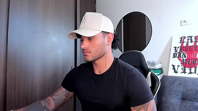 Snapshot of Alessandro_Vanni chatting on September 26, 2025, 12:01 pm Alessandro Vanni online show from September 26, 2025, 12:01 pm