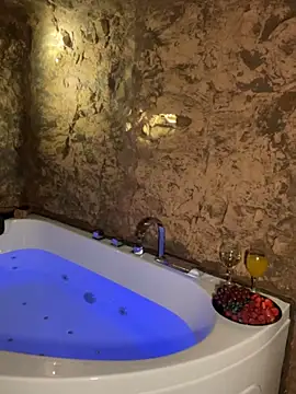 joanaelaa online show from December 16, 2024, 5:22 pm