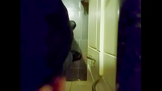 hairyuncut00 online show from October 28, 2025, 5:39 am