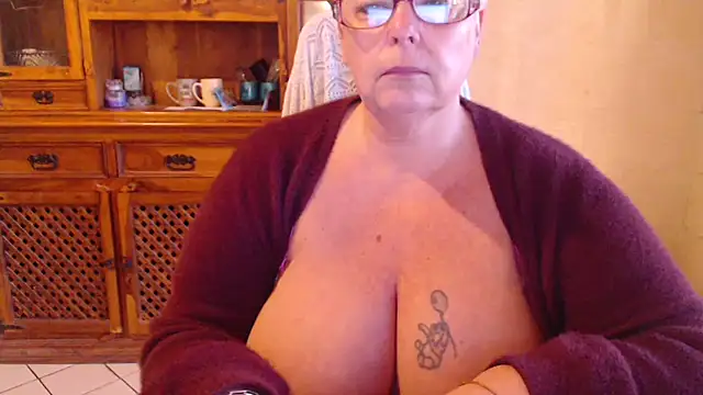 MISS LINDAH online show from February 9, 2026, 6:44 am