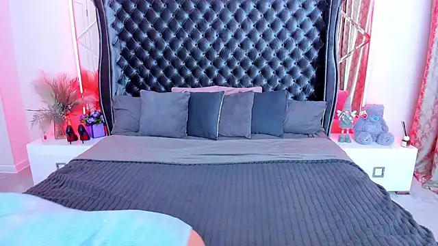 Rebecca Diamond online show from April 19, 2026, 5:41 am