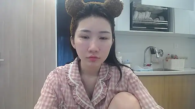 Asiagirll online show from May 17, 2026, 3:06 am
