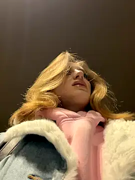 Snapshot of -AngelAri- chatting on November 6, 2025, 6:01 pm -AngelAri- online show from November 6, 2025, 6:01 pm