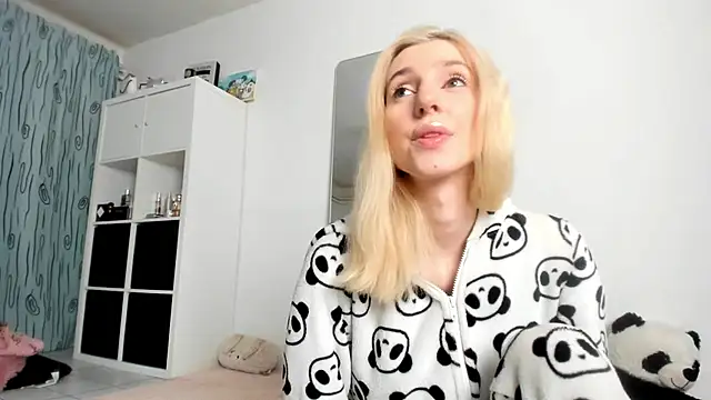 KenzieDawton online show from November 12, 2025, 4:27 am