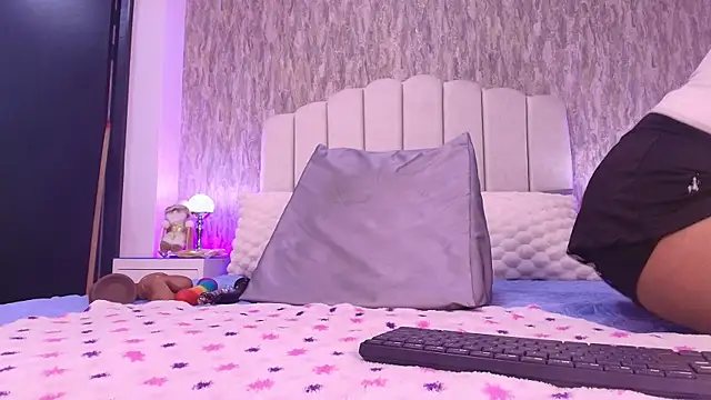 raven lilith  online show from December 3, 2025, 3:07 am