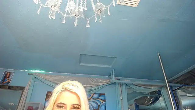 ADRIANNA FOX online show from November 19, 2025, 4:23 am