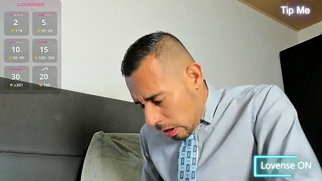 jhonyalzate2 online show from April 24, 2026, 2:35 am
