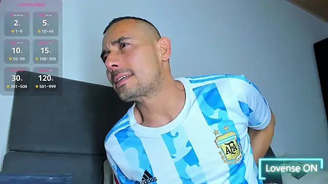 jhonyalzate2 online show from November 26, 2025, 2:33 am