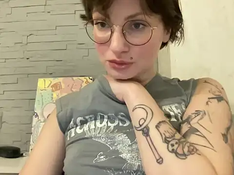 Snapshot of -CatchMe- chatting on April 5, 2026, 10:27 pm -CatchMe- online show from April 5, 2026, 10:27 pm