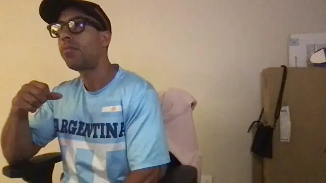 Snapshot of BigGuyMuscle chatting on March 18, 2025, 3:12 am BigGuyMuscle online show from March 18, 2025, 3:12 am