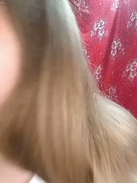 Snapshot of Zuli_Kiska chatting on June 15, 2026, 5:40 am Zuli Kiska online show from June 15, 2026, 5:40 am