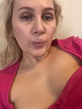 Snapshot of YourBlondee chatting on March 10, 2026, 3:43 am YourBlondee online show from March 10, 2026, 3:43 am