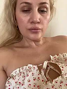 Snapshot of YourBlondee chatting on April 9, 2026, 6:41 am YourBlondee online show from April 9, 2026, 6:41 am