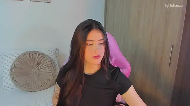 Snapshot of iriswest_ chatting on March 10, 2025, 11:06 pm iriswest  online show from March 10, 2025, 11:06 pm