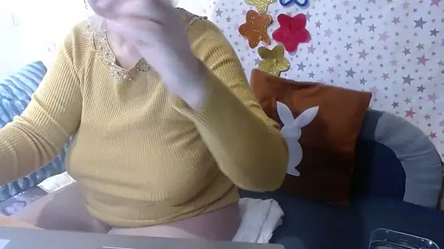 QueenLana online show from December 4, 2025, 7:51 am