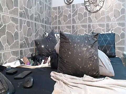 THREEHOLESPLEASURE99 online show from February 11, 2026, 9:36 pm