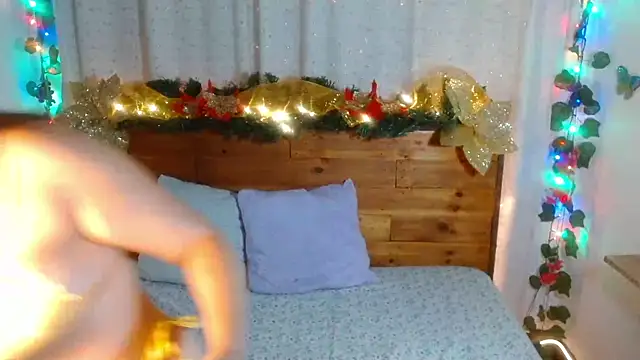 NikkieMilky online show from December 4, 2025, 2:43 am