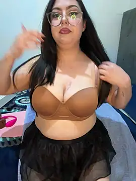 Snapshot of MileyGia chatting on February 5, 2026, 11:33 pm MileyGia online show from February 5, 2026, 11:33 pm