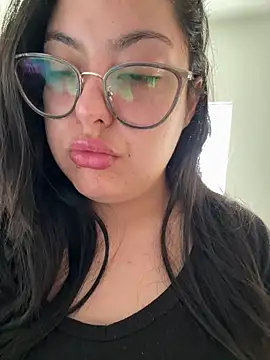 Snapshot of MileyGia chatting on February 3, 2026, 6:13 pm MileyGia online show from February 3, 2026, 6:13 pm