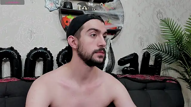 Snapshot of Dylan_Best chatting on October 31, 2025, 1:24 am Dylan Best online show from October 31, 2025, 1:24 am