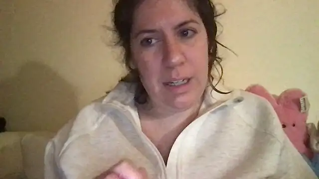 Snapshot of HYPHYtype chatting on October 4, 2025, 3:41 am HYPHYtype online show from October 4, 2025, 3:41 am