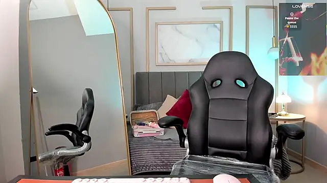 Holly madison  online show from February 25, 2026, 1:55 pm