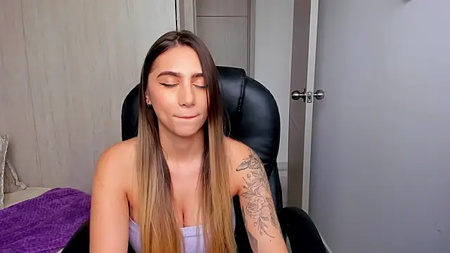 StacyConner online show from November 19, 2025, 8:42 pm