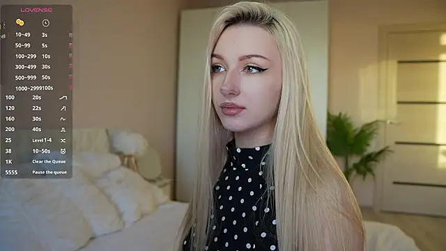 CatchMe1 online show from October 8, 2025, 1:23 pm