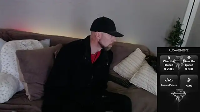 MaxRouger online show from December 5, 2025, 7:55 pm