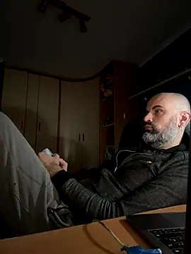 pollito1985 2 online show from November 16, 2025, 10:42 am