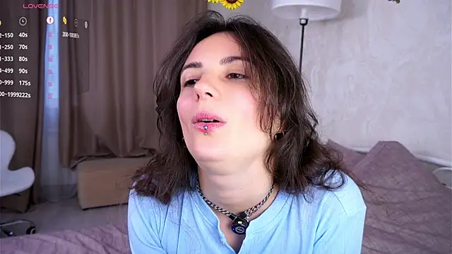 Holla Molly online show from October 18, 2025, 6:04 am