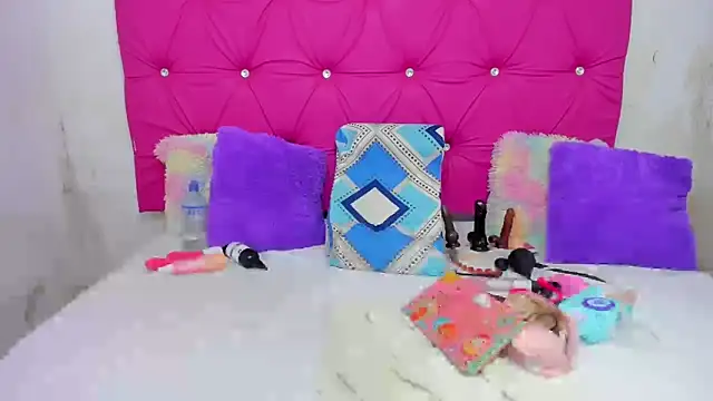 VivianPorto online show from December 18, 2025, 3:05 pm