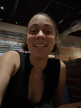 Snapshot of rennibear chatting on July 2, 2026, 5:02 am rennibear online show from July 2, 2026, 5:02 am