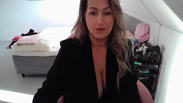 TessToy online show from March 3, 2025, 3:43 pm