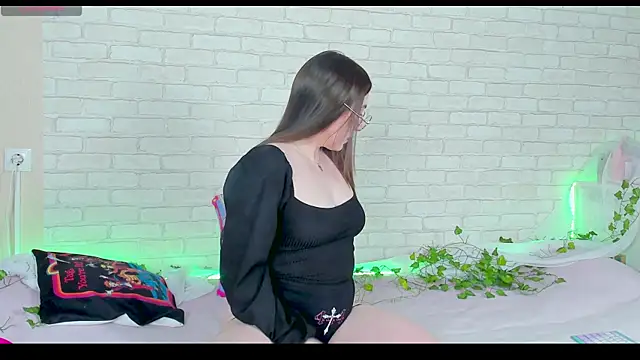 Snapshot of LinaKenny chatting on November 13, 2025, 4:22 pm LinaKenny online show from November 13, 2025, 4:22 pm