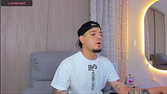 alejandro calderon1 online show from November 15, 2025, 7:01 am