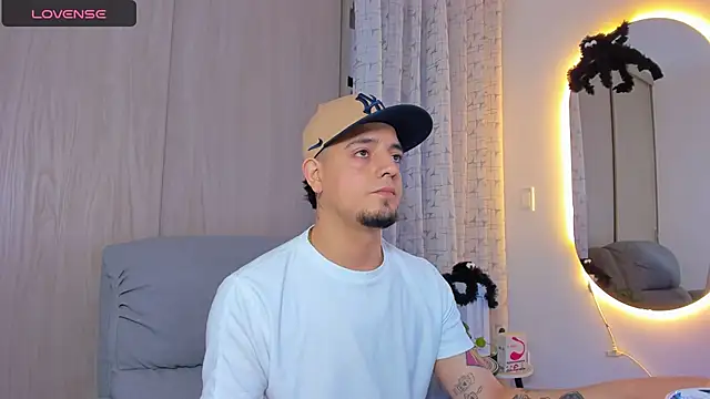 alejandro calderon1 online show from November 3, 2025, 5:01 am