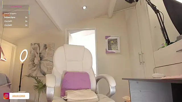 catalinasaiz online show from October 31, 2025, 2:24 pm