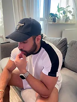 izaak lover online show from October 5, 2025, 3:03 pm