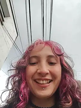 Snapshot of _Laary chatting on December 21, 2025, 8:42 pm Laary online show from December 21, 2025, 8:42 pm