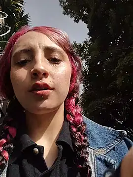 Snapshot of _Laary chatting on December 19, 2025, 8:11 pm Laary online show from December 19, 2025, 8:11 pm