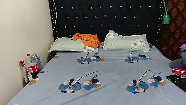 Toomuchbooty33 online show from July 23, 2026, 4:14 pm