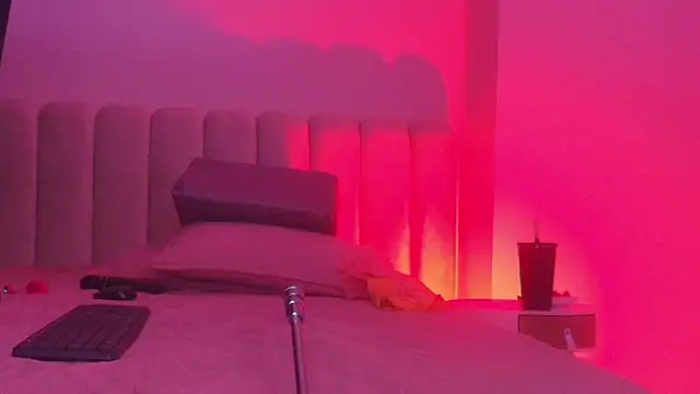 britanyy  online show from November 27, 2025, 3:07 am