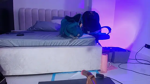 britanyy  online show from November 13, 2025, 3:10 am