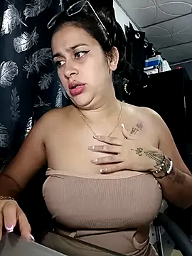 Snapshot of Latina_sexy1 chatting on February 19, 2026, 12:18 am Latina sexy1 online show from February 19, 2026, 12:18 am