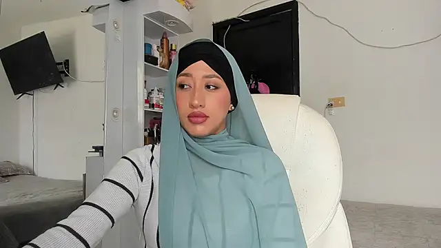 Snapshot of adila_anich chatting on October 2, 2025, 6:00 pm adila anich online show from October 2, 2025, 6:00 pm
