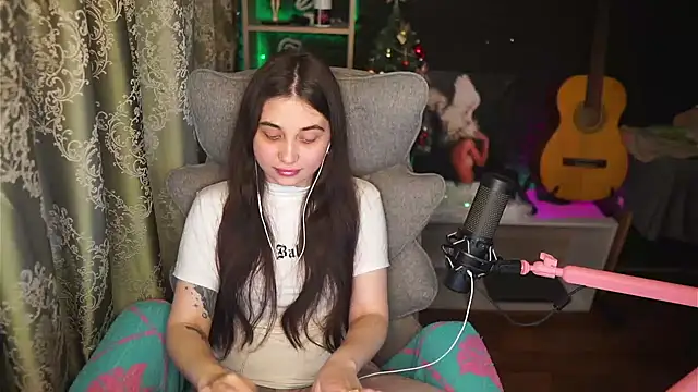delicatedBailey online show from May 5, 2026, 1:14 pm