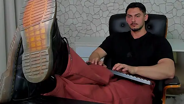 Snapshot of ClintMasters chatting on February 9, 2026, 7:06 am ClintMasters online show from February 9, 2026, 7:06 am